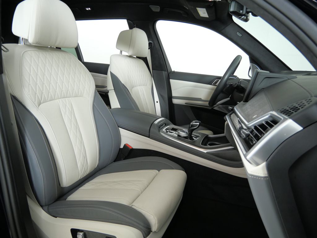Thumbnail: 2024 BMW X7 - 11