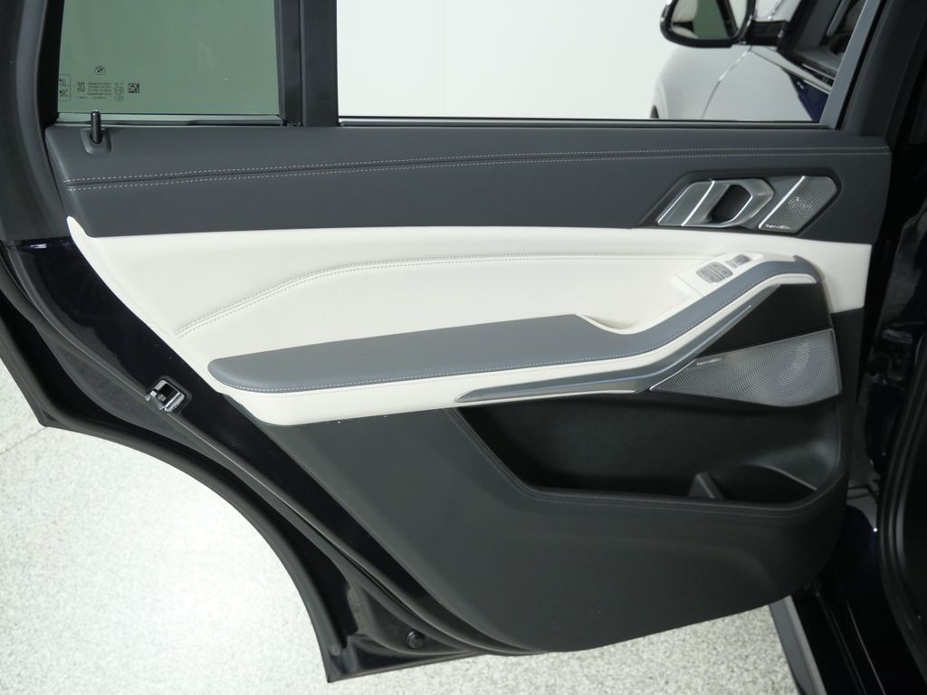 Thumbnail: 2024 BMW X7 - 40