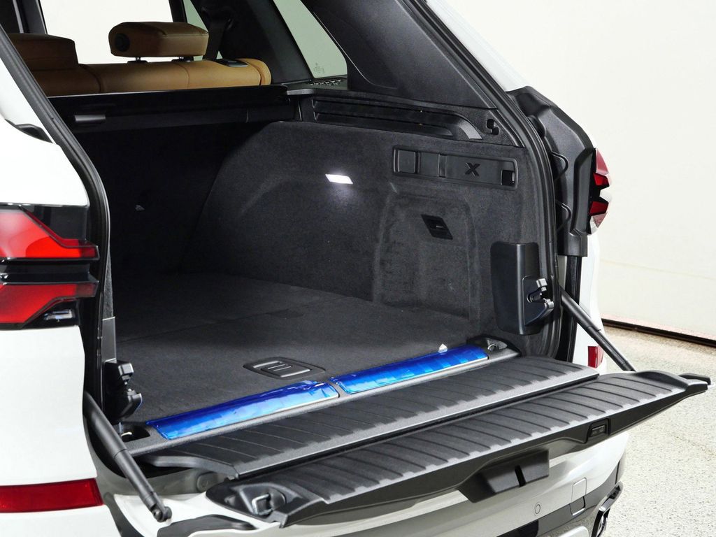 Thumbnail: 2026 BMW X5 - 12