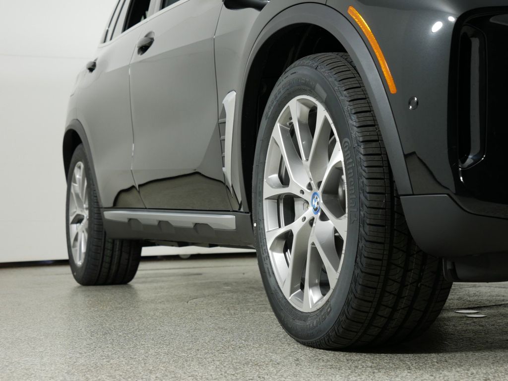 2025 BMW X5 xDrive50e 8
