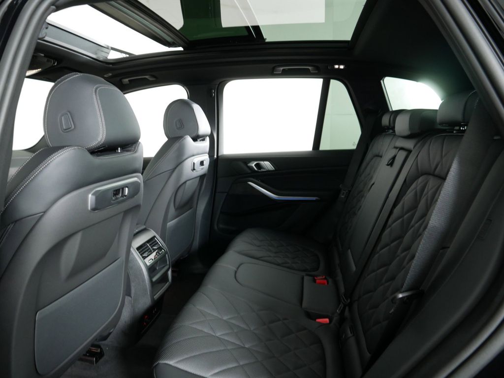 2025 BMW X5 xDrive50e 32