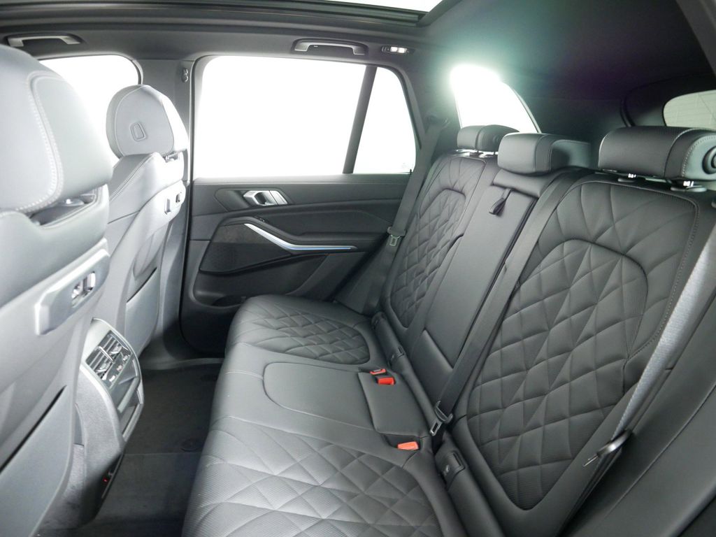 2025 BMW X5 xDrive50e 33