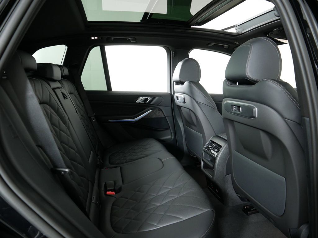 2025 BMW X5 xDrive50e 12