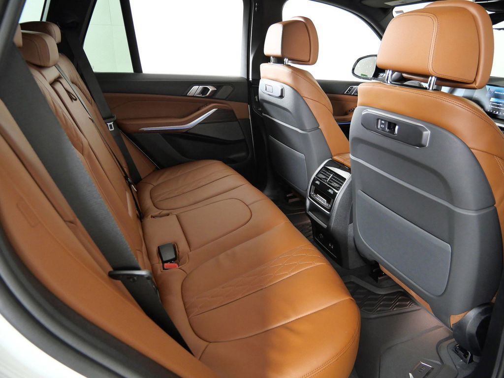Thumbnail: 2026 BMW X5 - 11