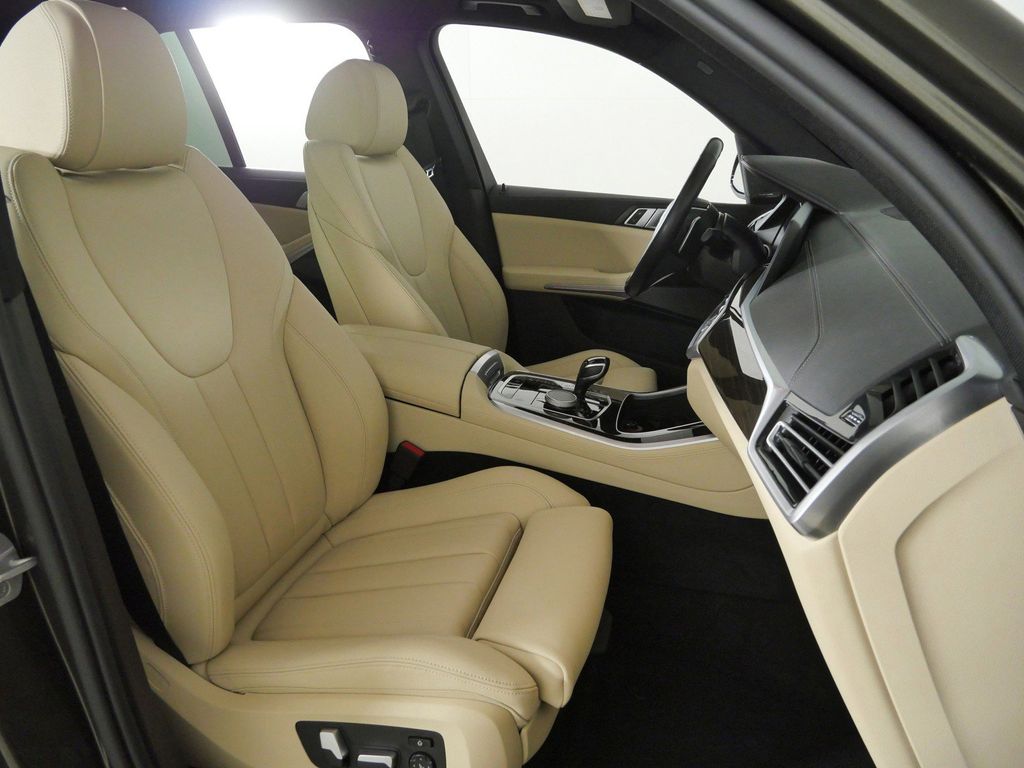 Thumbnail: 2021 BMW X5 - 10