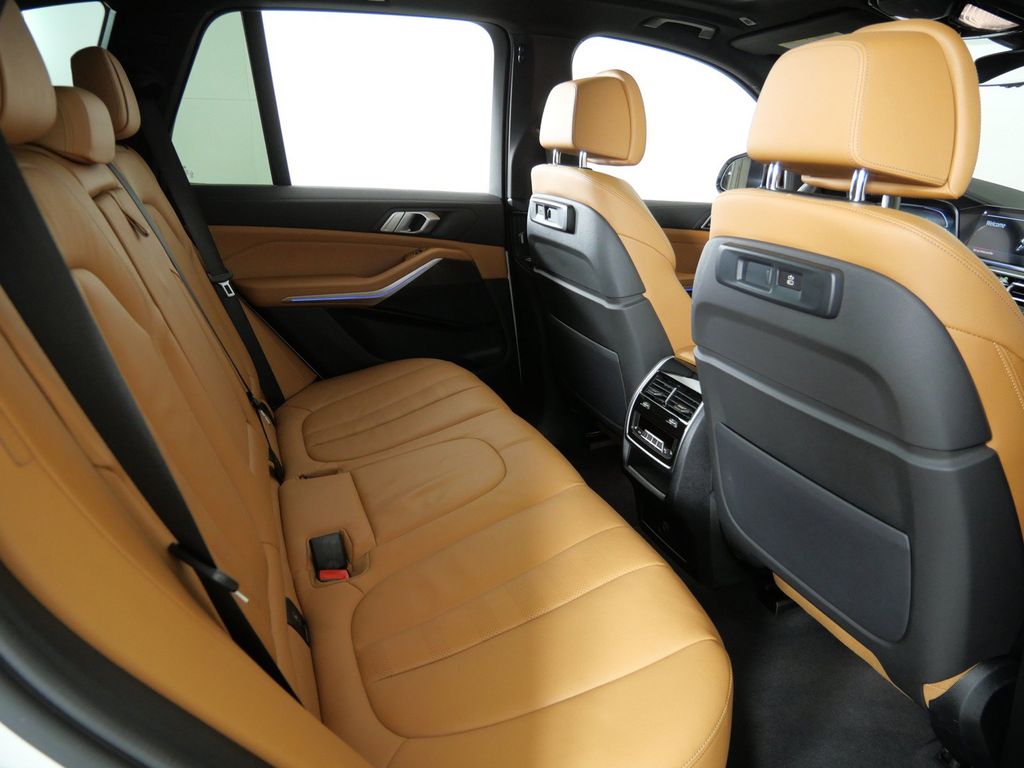 Thumbnail: 2022 BMW X5 - 11