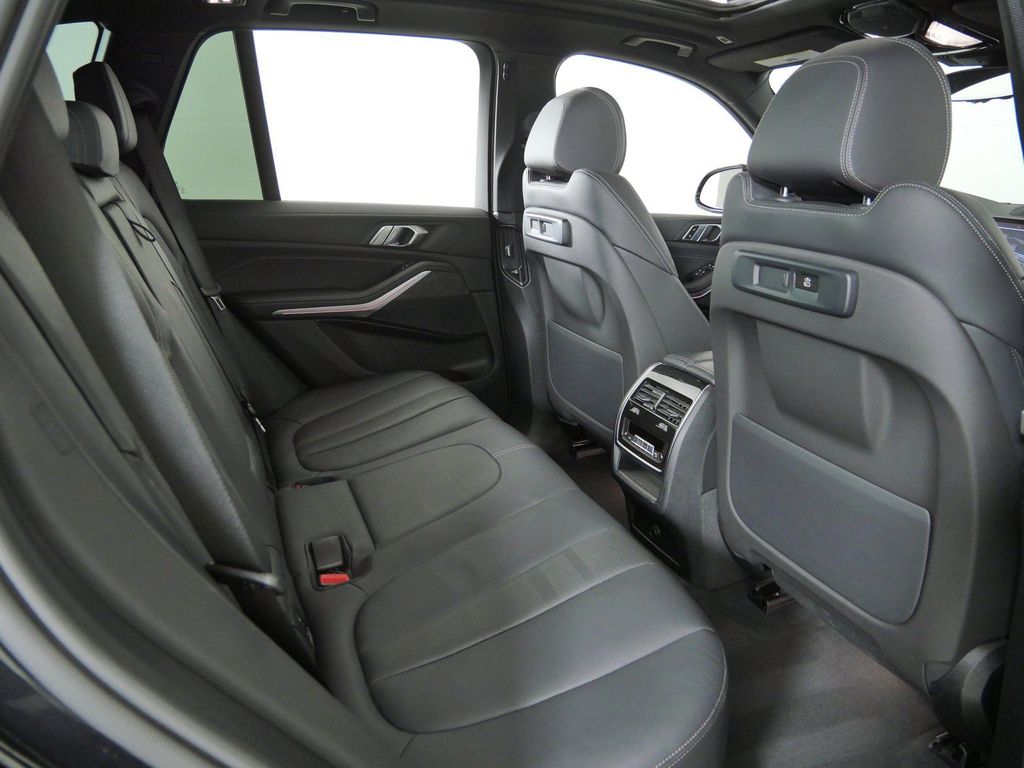 Thumbnail: 2022 BMW X5 - 11