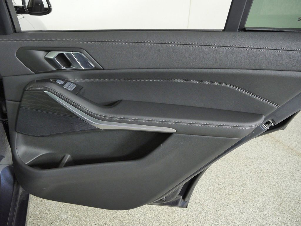 Thumbnail: 2022 BMW X7 - 32