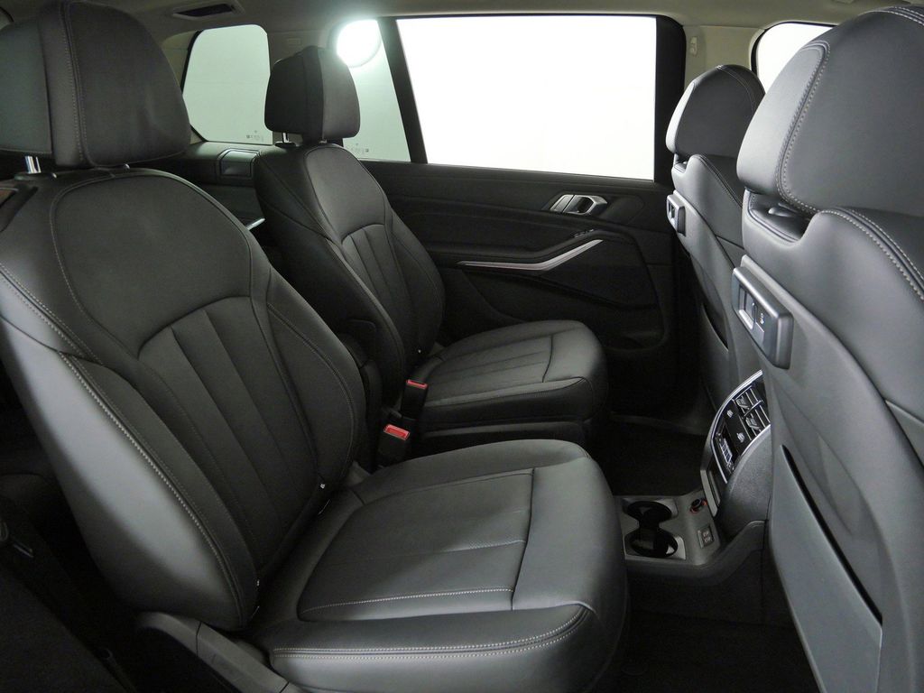 Thumbnail: 2022 BMW X7 - 33