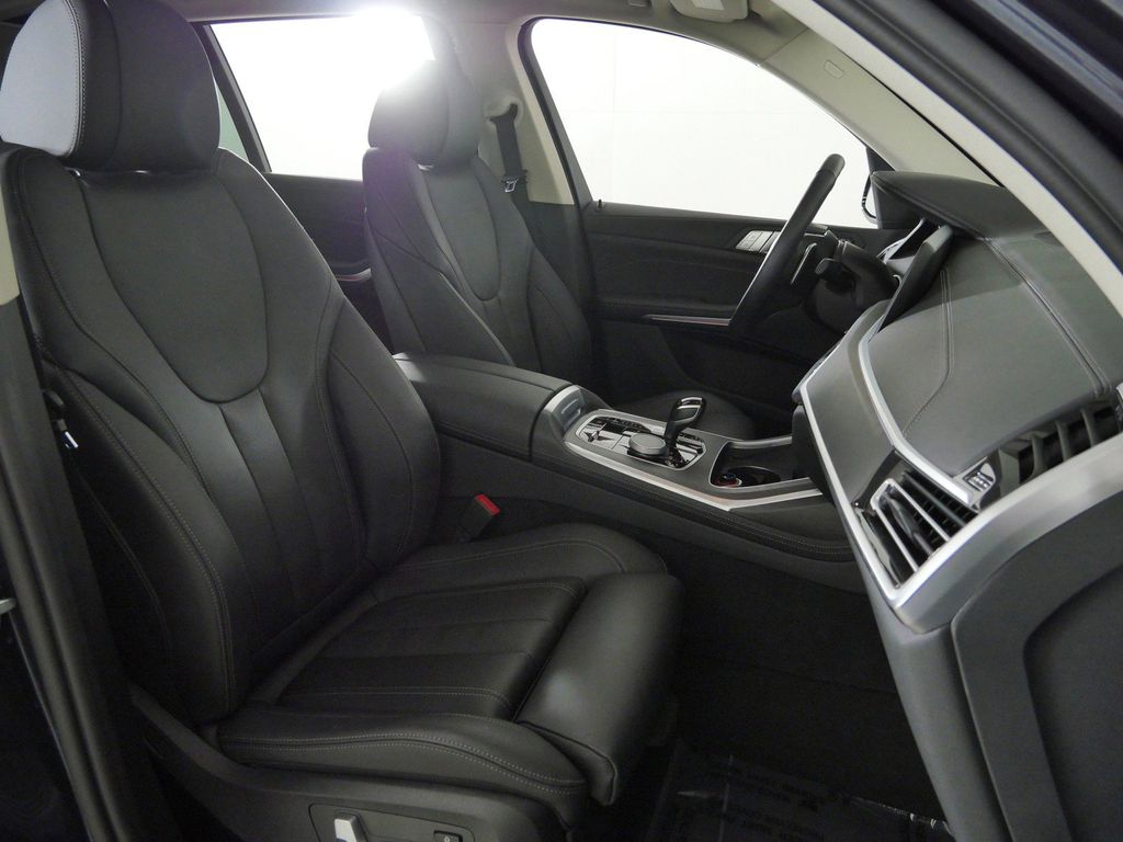 Thumbnail: 2022 BMW X7 - 10