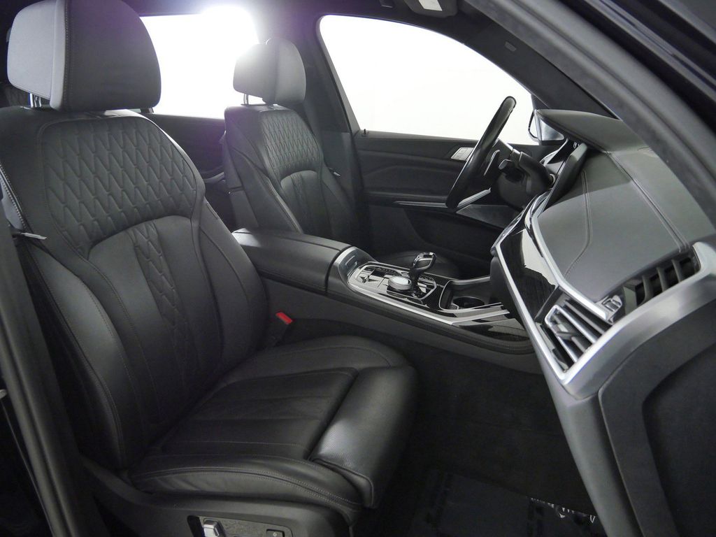 Thumbnail: 2021 BMW X7 - 10