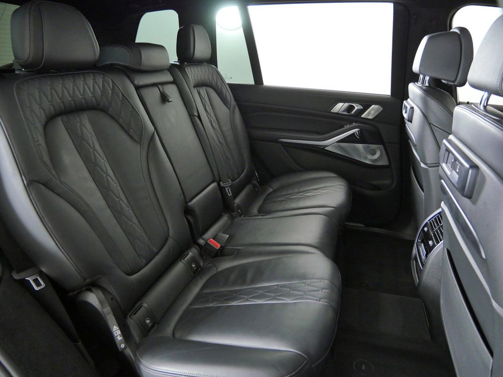 Thumbnail: 2021 BMW X7 - 32