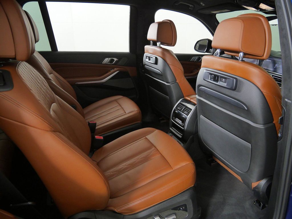 Thumbnail: 2021 BMW X7 - 11