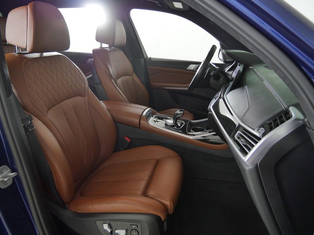 Thumbnail: 2021 BMW X7 - 10