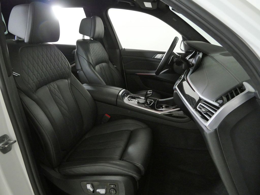 Thumbnail: 2022 BMW X7 - 10