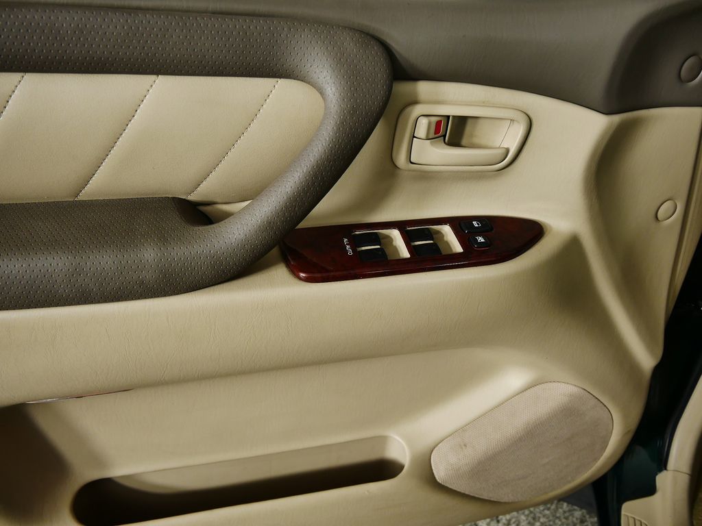 Thumbnail: 2004 Toyota Land Cruiser - 35