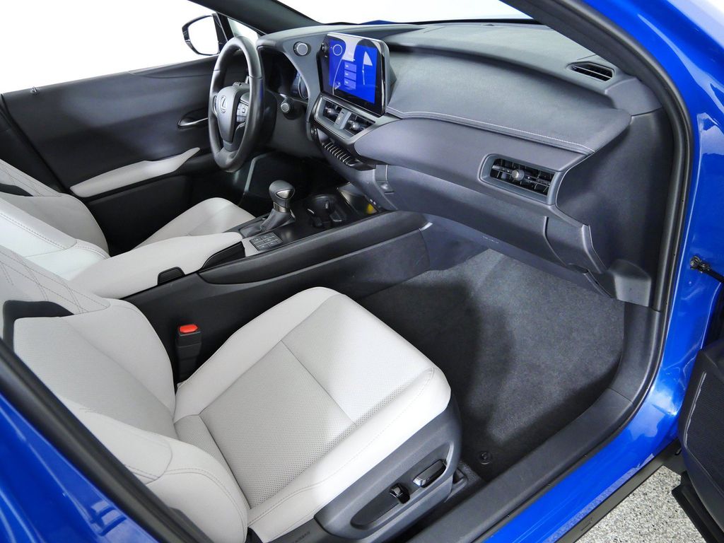 Thumbnail: 2024 Lexus UX - 9