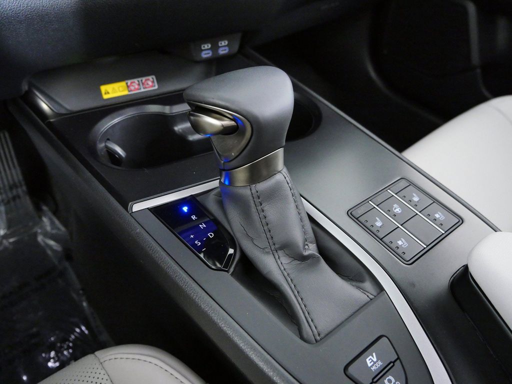Thumbnail: 2024 Lexus UX - 13