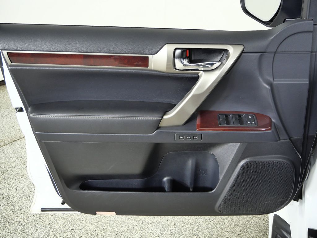 Thumbnail: 2016 Lexus GX - 34