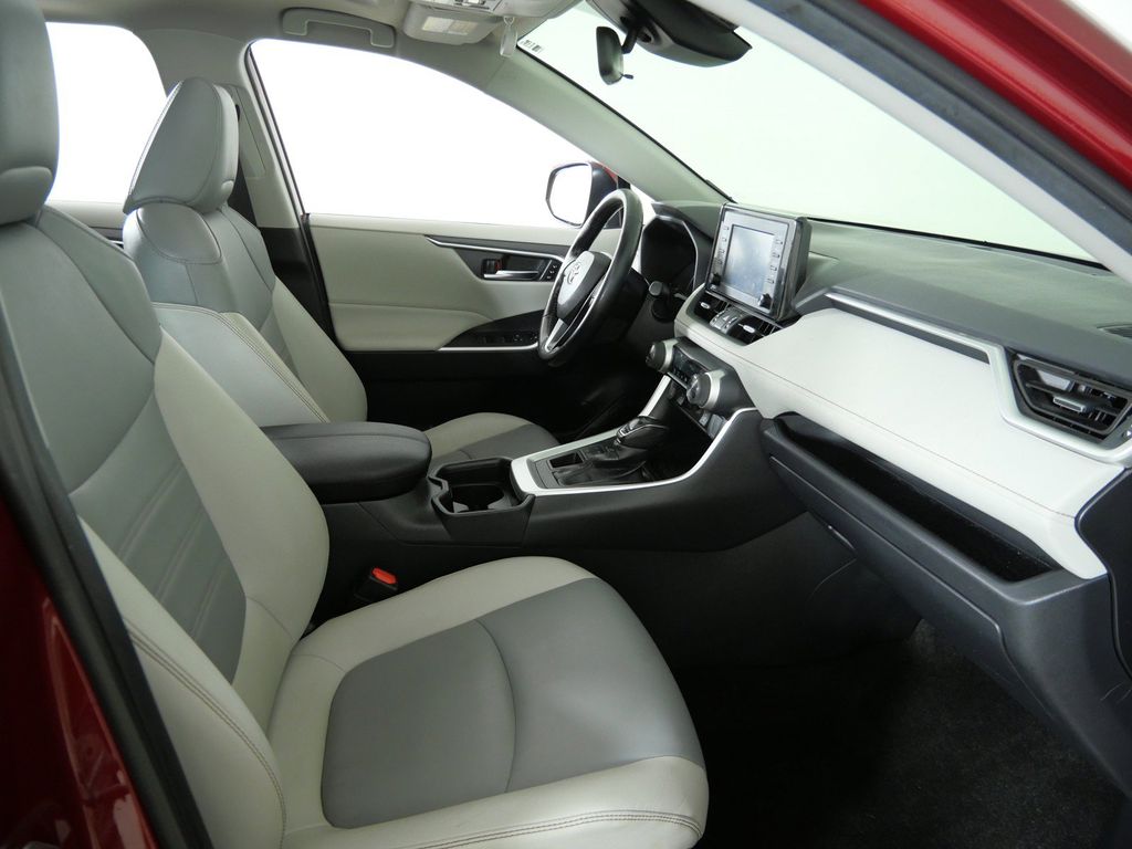 Thumbnail: 2019 Toyota RAV4 - 9