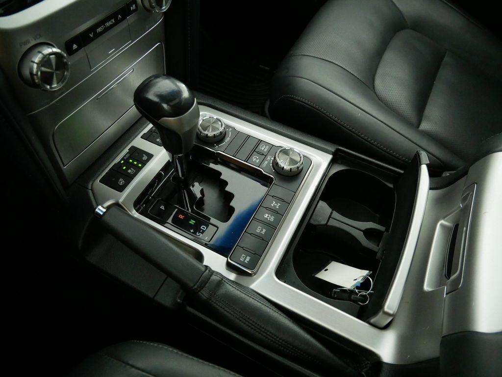 Thumbnail: 2016 Toyota Land Cruiser - 13