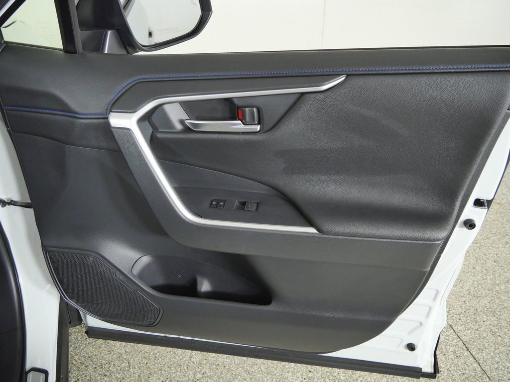 Thumbnail: 2025 Toyota RAV4 - 29