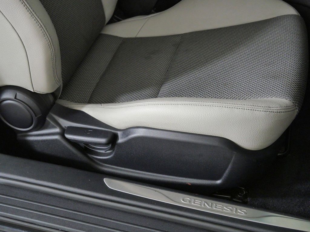 Thumbnail: 2015 Hyundai Genesis - 27