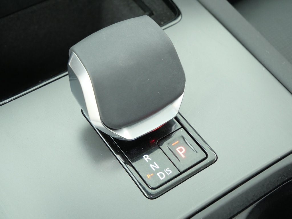 Thumbnail: 2024 Land Rover Discovery Sport - 15