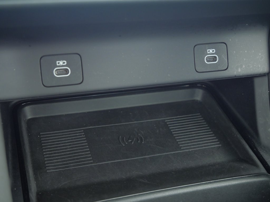 Thumbnail: 2024 Land Rover Discovery Sport - 45