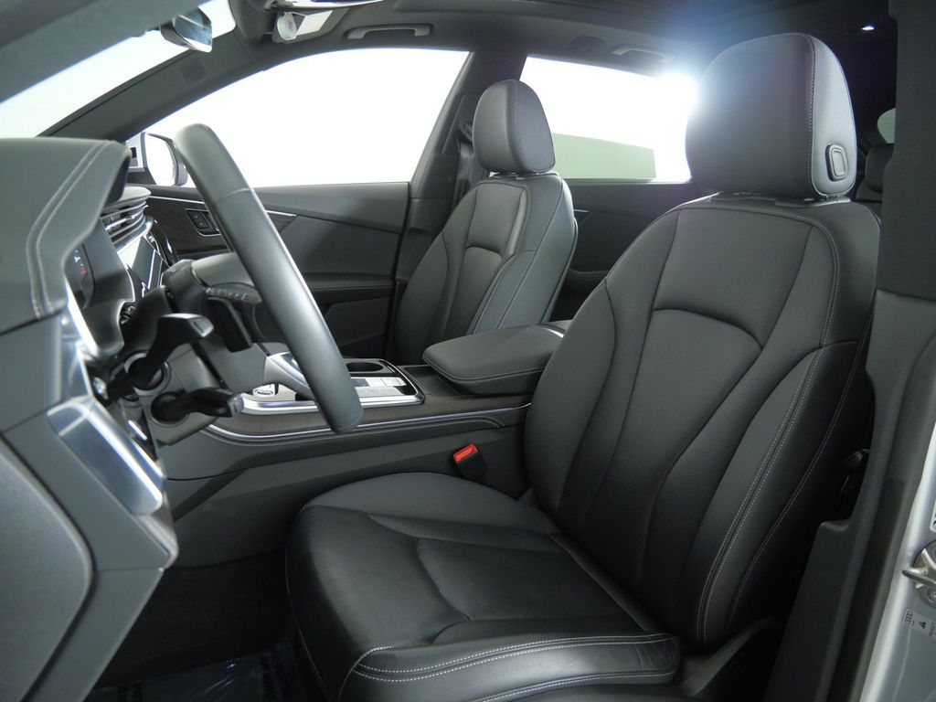 Thumbnail: 2022 Audi Q8 - 38