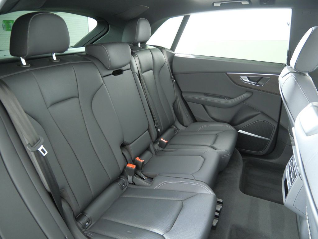 Thumbnail: 2022 Audi Q8 - 32