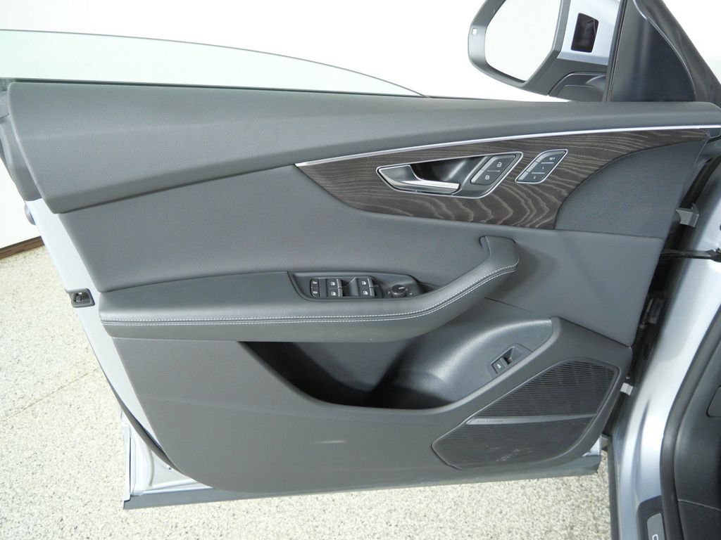Thumbnail: 2022 Audi Q8 - 36