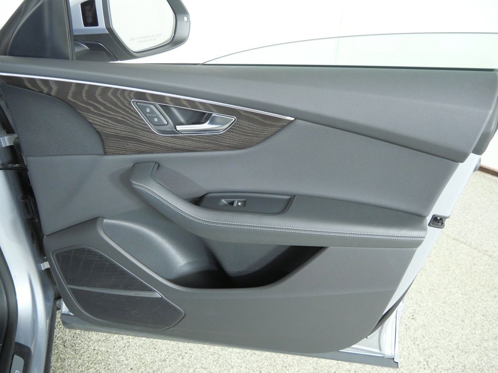 Thumbnail: 2022 Audi Q8 - 28