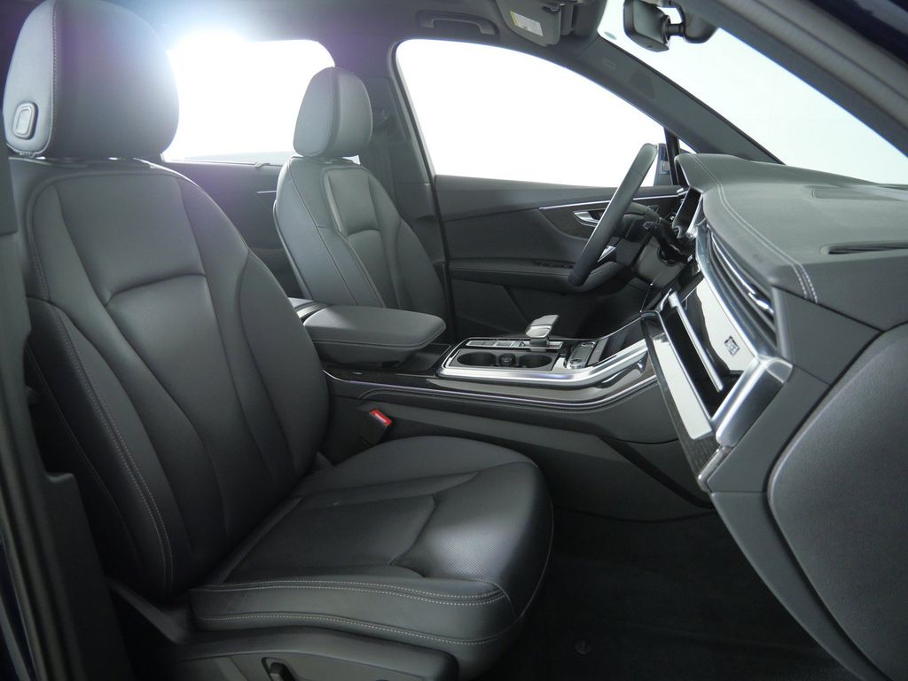 Thumbnail: 2025 Audi Q7 - 10