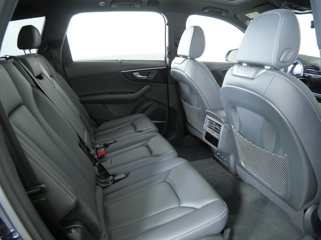Thumbnail: 2025 Audi Q7 - 11