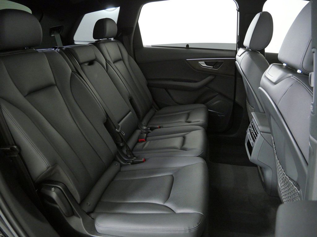 Thumbnail: 2020 Audi Q7 - 32