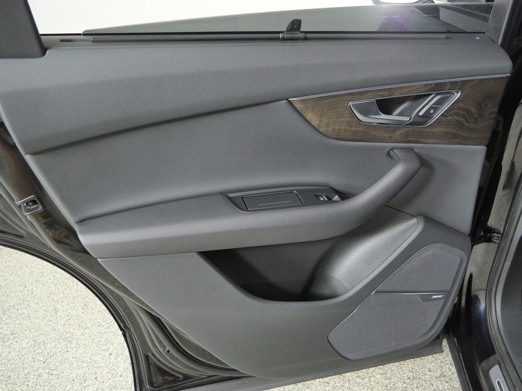 Thumbnail: 2020 Audi Q7 - 33