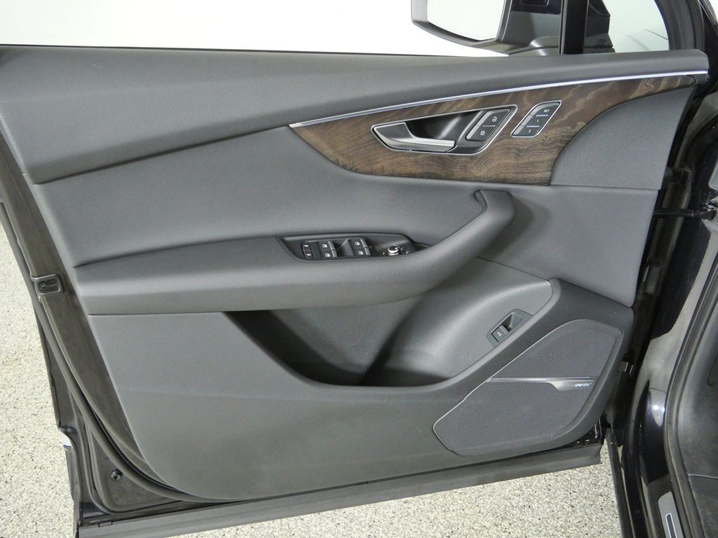 Thumbnail: 2020 Audi Q7 - 36