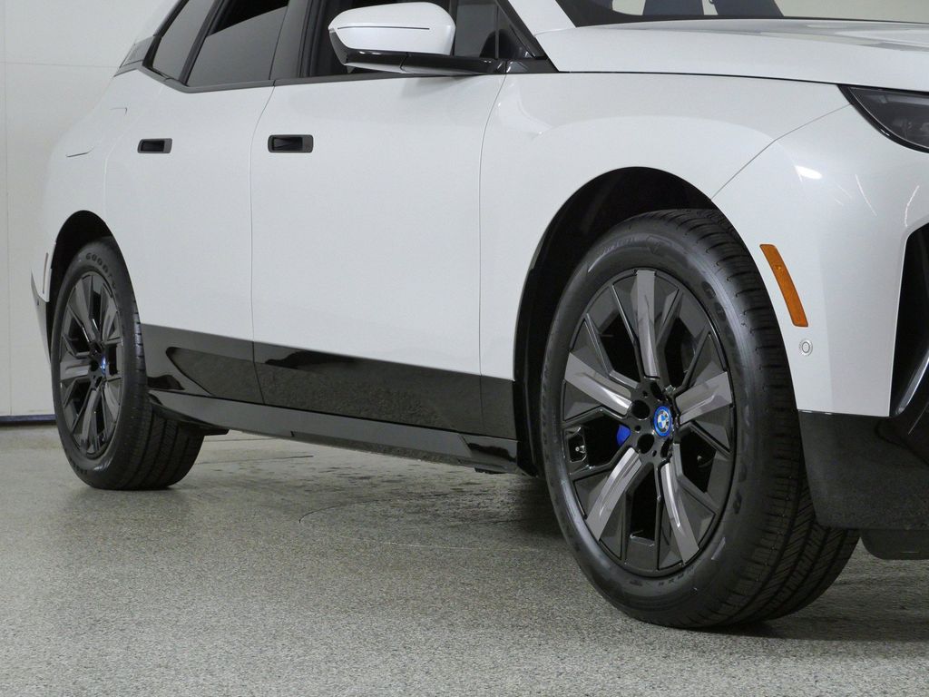 Thumbnail: 2024 BMW iX - 8