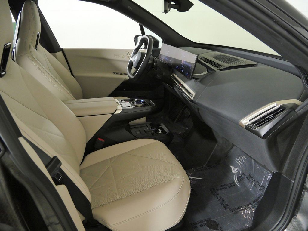 Thumbnail: 2024 BMW iX - 10