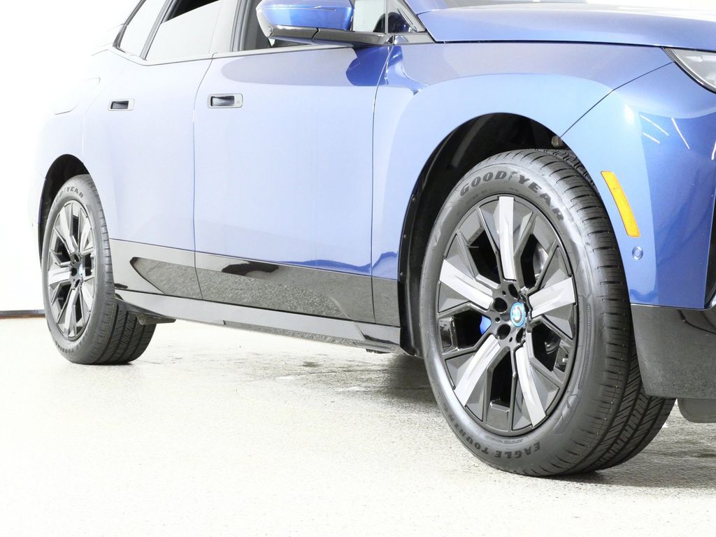 Thumbnail: 2024 BMW iX - 8