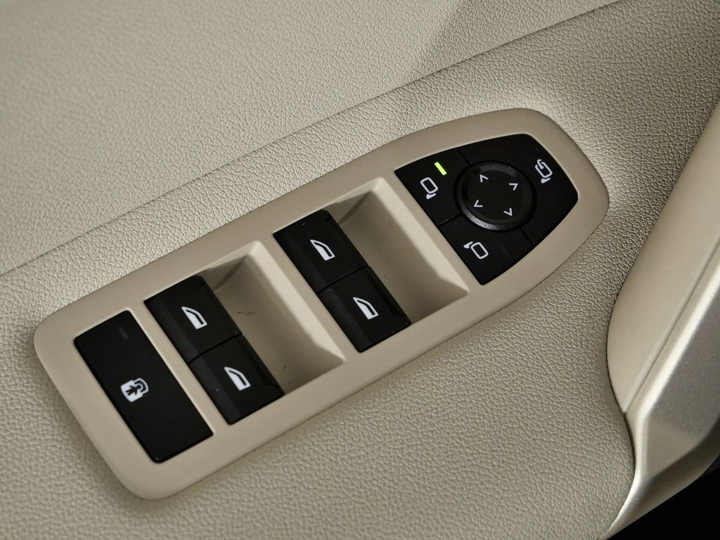 Thumbnail: 2024 BMW iX - 40