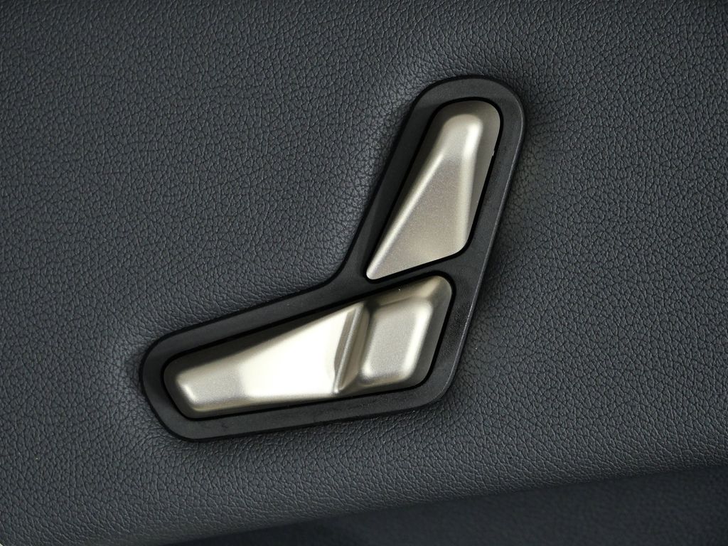 Thumbnail: 2022 BMW iX - 30