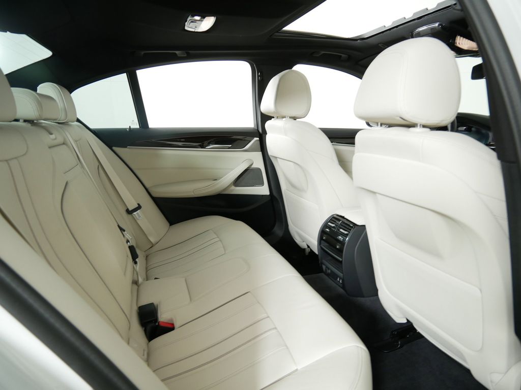 2021 BMW 5 Series 530xi 11