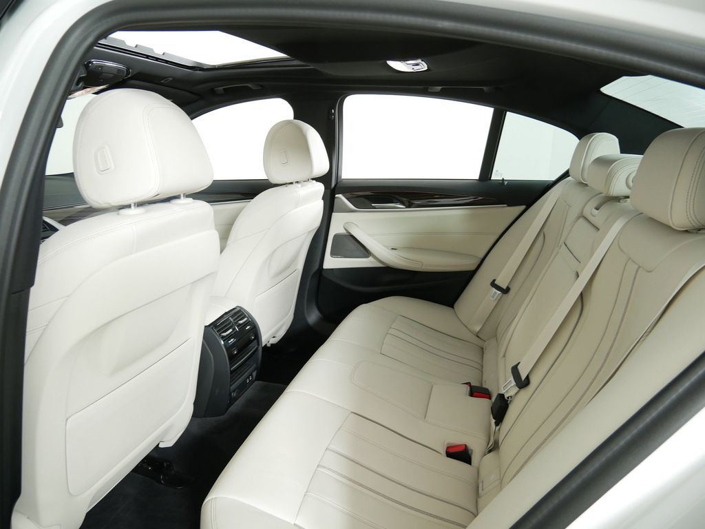 2021 BMW 5 Series 530xi 33