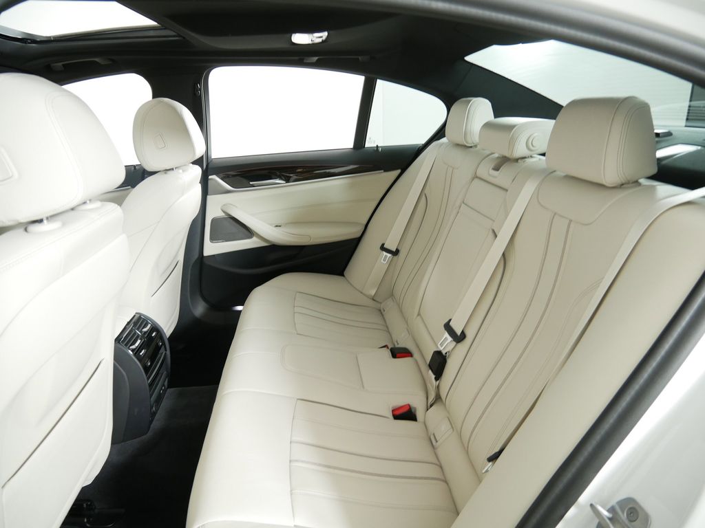 2021 BMW 5 Series 530xi 34