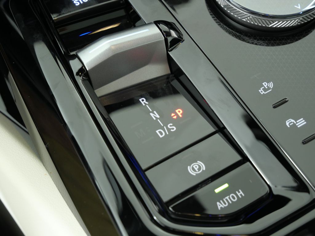 Thumbnail: 2026 BMW 5 Series - 13