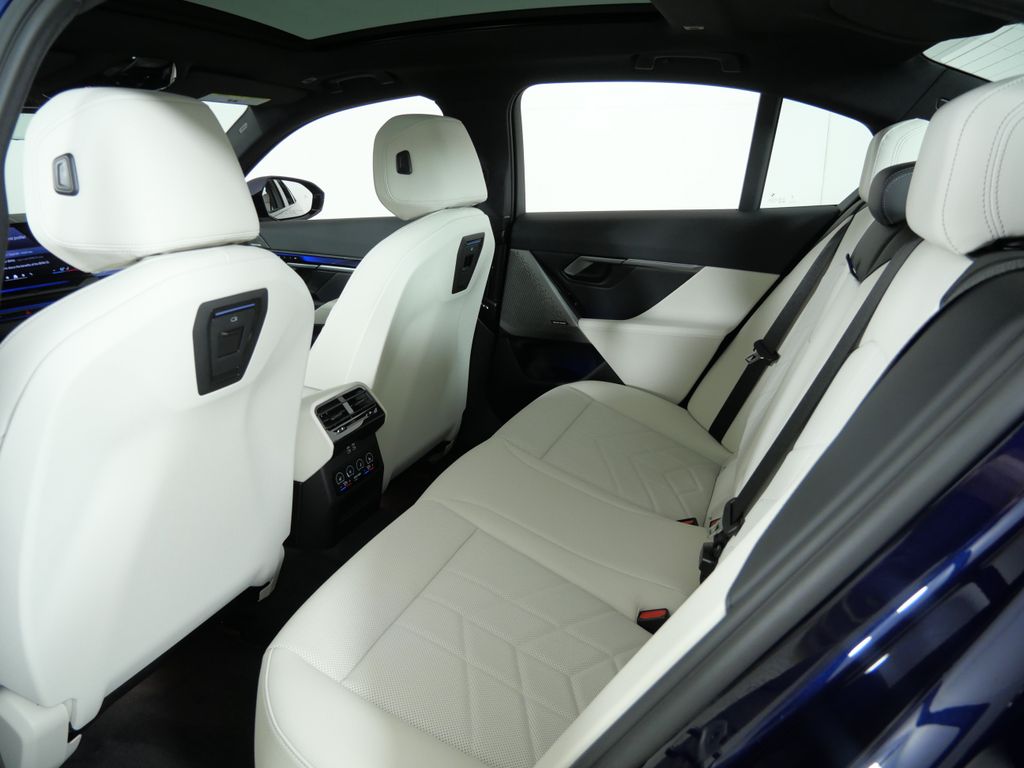 Thumbnail: 2026 BMW 5 Series - 34