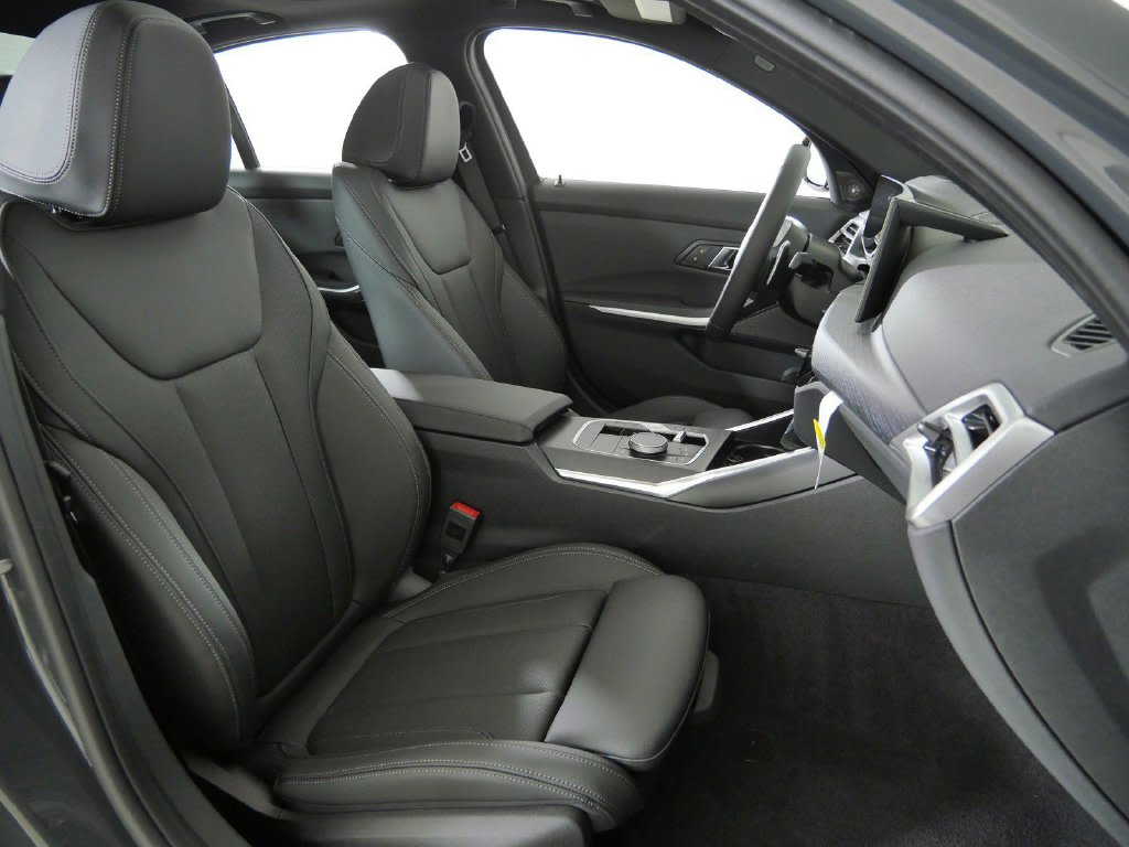 Thumbnail: 2026 BMW 3 Series - 10
