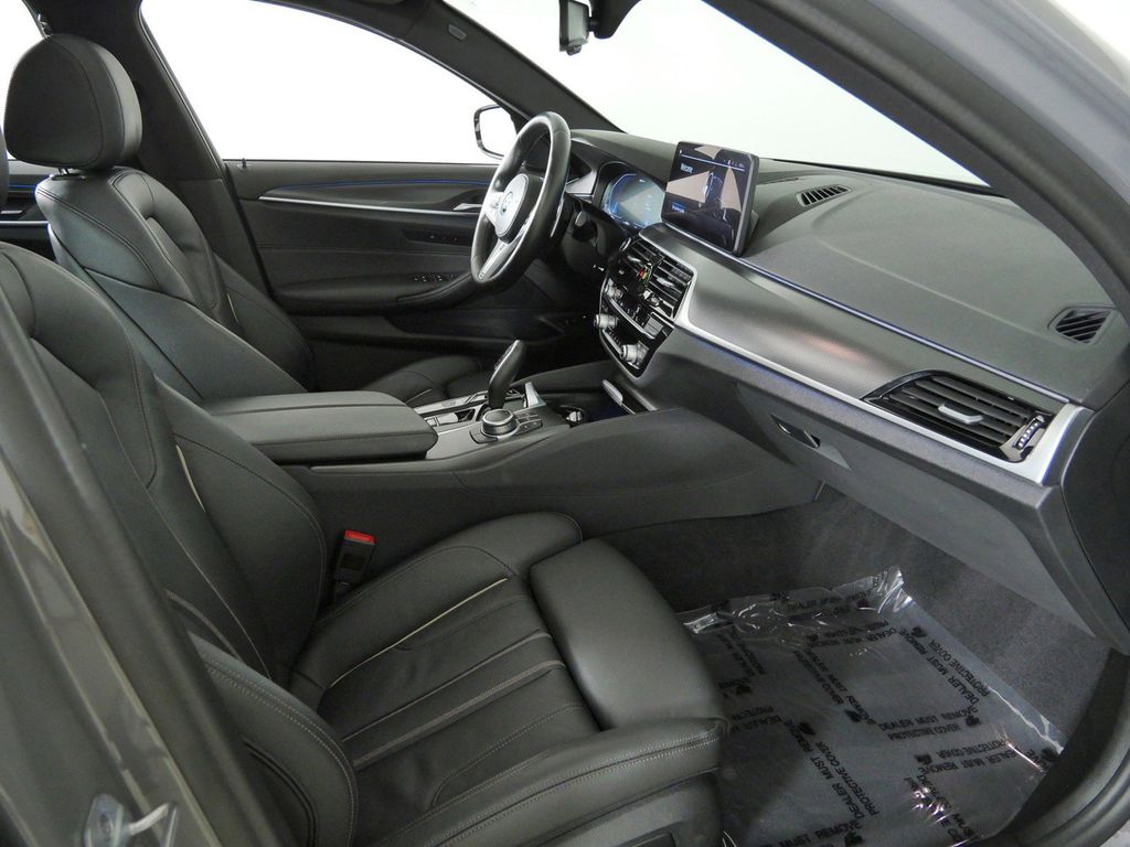 Thumbnail: 2022 BMW 5 Series - 9